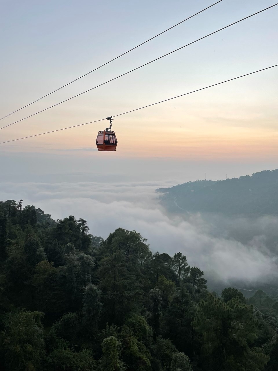 Канатная дорога над облаками на рассвете