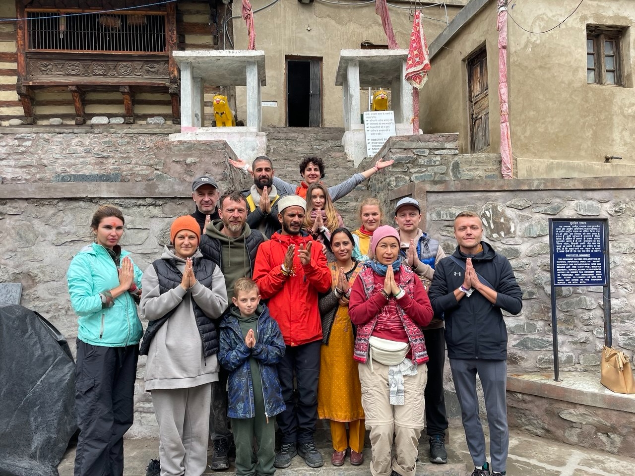 Группа у храма