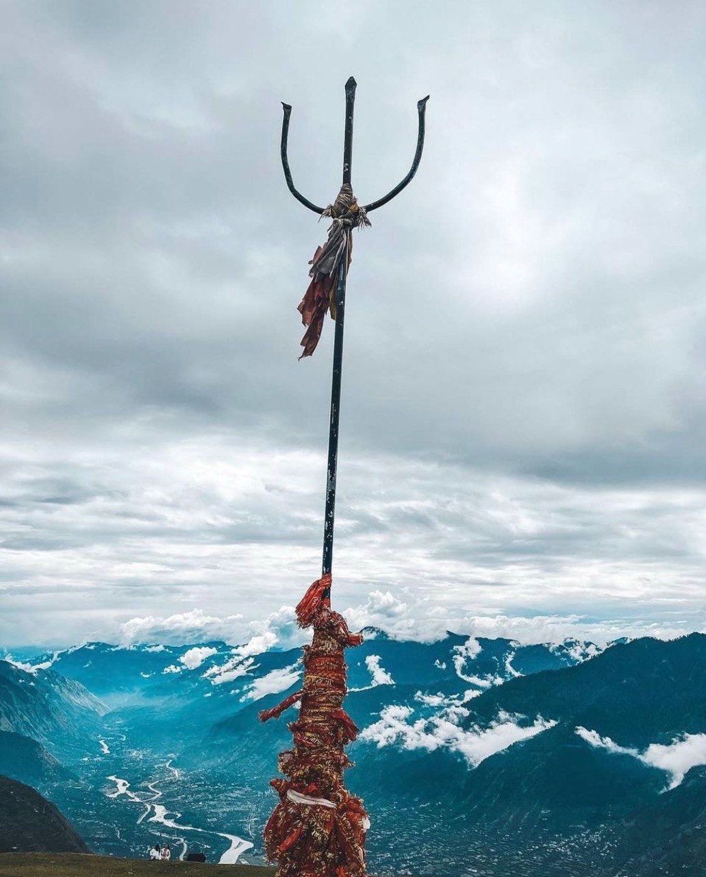 Горное озеро в Гималаях — прозрачная вода и снежные пики