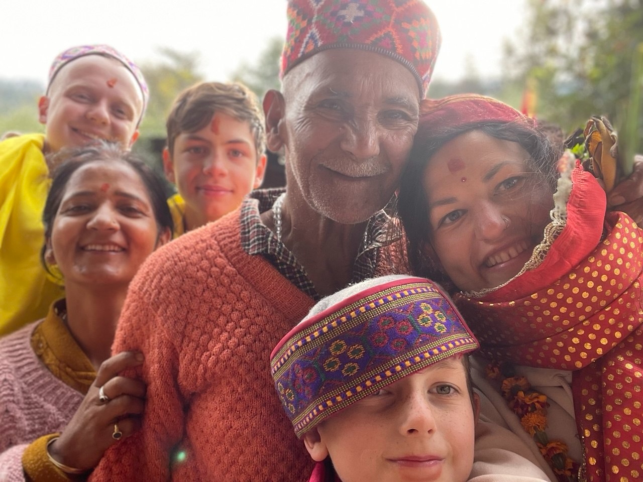 Местные жители с участниками