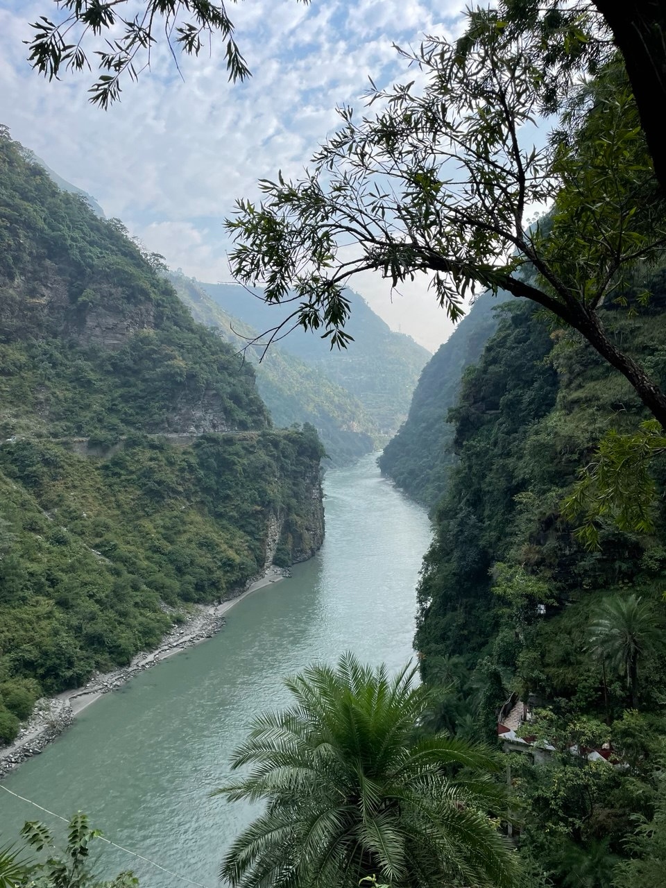 Ущелье реки в Гималаях