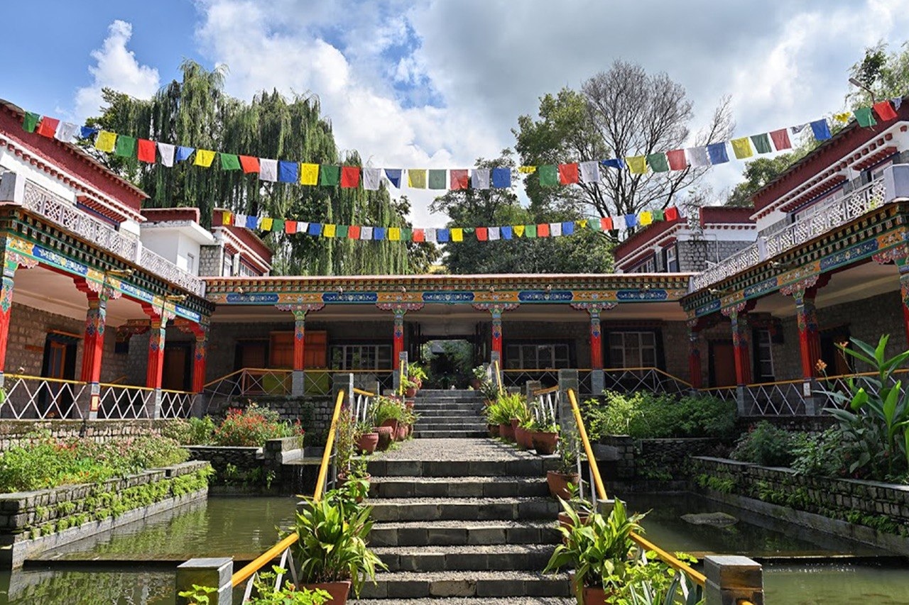 Тибетский двор с молитвенными флагами