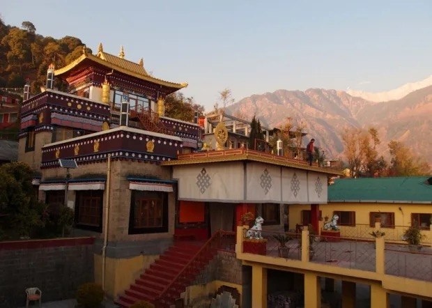 Тибетская гомпа на закате